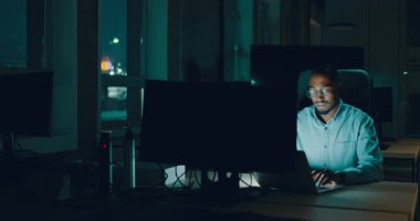 Ofiste geç saatlere kadar çalışan bayan iş kadını yorgun ve bitkin hissederken dizüstü bilgisayar kullanıyor. Okuma, kopyalama, düzenleme, ve sıkışık bir son tarihte yorgunluk ve beyin sisi ile mücadele