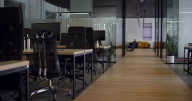 Modern iş, cam duvarlı yeni ofis, açık ve geniş çalışma alanı, yaratıcılığı, işbirliği ve ticareti destekleyen dinamik bir atmosferi teşvik eden modern ve yenilikçi bir atmosfer yayar.