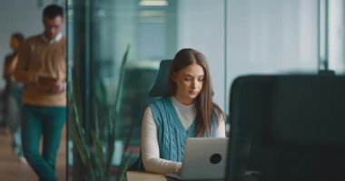 Üst düzey iş adamı, bilişim uzmanı, tüccar ve kripto yatırımcısı modern bir çalışma alanında dijital tablet kullanıyor. Açık ofis ortamında çalışan teknoloji meraklısı bir profesyonel..