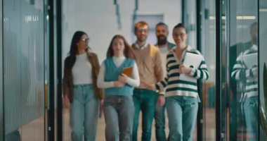 Modern bir açık mekan ofisinin iş ekibi birlikte yürüyor. Çeşitli iş adamları tartışırken gülümsüyor. Başarılı karma ırk meslektaşları yeni bir projede işbirliği yapıyorlar