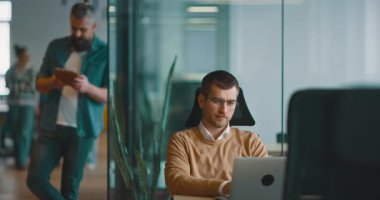 Üst düzey iş adamı, bilişim uzmanı, tüccar ve kripto yatırımcısı modern bir çalışma alanında dijital tablet kullanıyor. Açık ofis ortamında çalışan teknoloji meraklısı bir profesyonel..