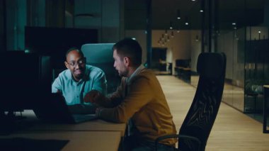 Gece geç saatlerde veri ve stratejiyi analiz etmek için işbirliği yapan çok kültürlü bir ekip. Modern bir açık uzay ofis ortaklığında takım çalışması, üretkenlik ve iş yeniliği kavramları