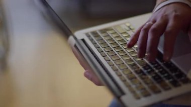 Dizüstü bilgisayarda mesajlaşan melez erkek elleri yakın çekim. Müşteriye e-posta göndermekle meşgul olan işadamı dijital kablosuz taşınabilir cihaz kullanıyor. Yazılım, çevrimiçi eğitim, uygulamalar, modern teknoloji kavramı.