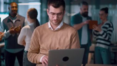 Modern bir ofiste birlikte çalışan başarılı bir iş adamı. Yöneticiler ve çalışanlar işbirliği yapar, beyin fırtınası ve gösteri takım çalışması, liderlik ve yenilik özgüvenli, dinamik