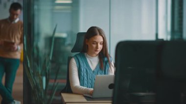 Üst düzey iş adamı, bilişim uzmanı, tüccar ve kripto yatırımcısı modern bir çalışma alanında dijital tablet kullanıyor. Açık ofis ortamında çalışan teknoloji meraklısı bir profesyonel..