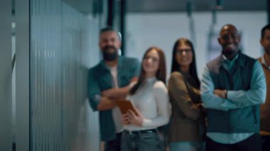 Modern bir ofiste, açık bir alanda işbirliği yapan çeşitli, etnik çeşitlilikte girişimci ve liderlerden oluşan bir iş ekibi. Takım çalışmaları, motivasyonları ve ortaklıkları şirketlerin büyümesini ve başarısını besliyor.