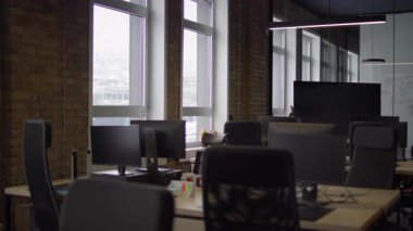 Modern iş, cam duvarlı yeni ofis, açık ve geniş çalışma alanı, yaratıcılığı, işbirliği ve ticareti destekleyen dinamik bir atmosferi teşvik eden modern ve yenilikçi bir atmosfer yayar.