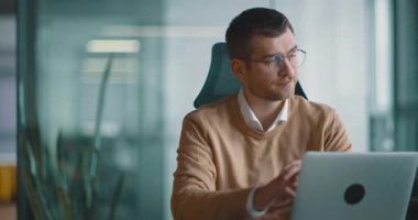 Ofiste dizüstü bilgisayar üzerinde çalışırken baş ağrısı, yorgunluk, yorgunluk ve stres yaşayan bir iş adamı. Belirtileri arasında migren, depresyon, anksiyete, baş dönmesi, beyin sisi ve zihinsel sağlık sorunları yer alıyor.