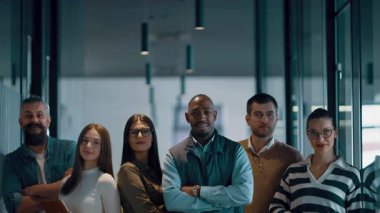 Modern bir ofiste, açık bir alanda işbirliği yapan çeşitli, etnik çeşitlilikte girişimci ve liderlerden oluşan bir iş ekibi. Takım çalışmaları, motivasyonları ve ortaklıkları şirketlerin büyümesini ve başarısını besliyor.