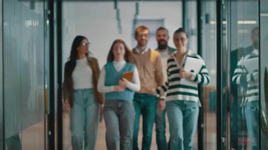 Modern bir açık mekan ofisinin iş ekibi birlikte yürüyor. Çeşitli iş adamları tartışırken gülümsüyor. Başarılı karma ırk meslektaşları yeni bir projede işbirliği yapıyorlar