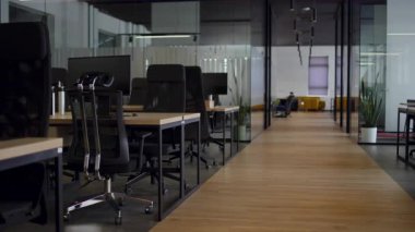 Modern iş, cam duvarlı yeni ofis, açık ve geniş çalışma alanı, yaratıcılığı, işbirliği ve ticareti destekleyen dinamik bir atmosferi teşvik eden modern ve yenilikçi bir atmosfer yayar.