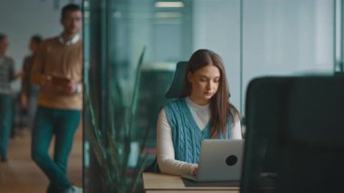 Üst düzey iş adamı, bilişim uzmanı, tüccar ve kripto yatırımcısı modern bir çalışma alanında dijital tablet kullanıyor. Açık ofis ortamında çalışan teknoloji meraklısı bir profesyonel..