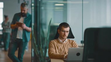 Üst düzey iş adamı, bilişim uzmanı, tüccar ve kripto yatırımcısı modern bir çalışma alanında dijital tablet kullanıyor. Açık ofis ortamında çalışan teknoloji meraklısı bir profesyonel..