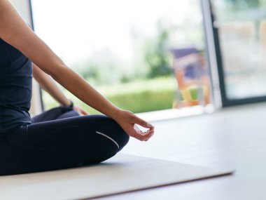 Genç Güzel Kadın Egzersiz, Esneme ve Egzersiz Yogası Parlak Sunny House 'da Video Çağrı Konferansı aracılığıyla Antrenörle. Sağlıklı Yaşam Tarzı, Refah ve Farkındalık Konsepti