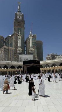 MECCA, SAUDI ARABIA - MAYIS 02 2024: Mescid Al Haram 'ın ikinci katından Kabe' nin etrafındaki bazı yeni yapılar vasıtasıyla görüntülenir. Yüksek kalite fotoğraf