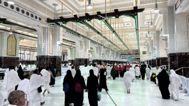 Mekke, Suudi Arabistan, 2 Mayıs 2024: Mekke 'de Hac ve Umrah sırasında Safa ile Marwa arasında Sai yapan Müslüman hacılar. Kutsal bir İslam ritüeli Hajars yolculuğunun izini sürüyor, iki tepenin arasında geçiyor.