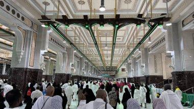 Mekke, Suudi Arabistan, 2 Mayıs 2024: Mekke 'de Hac ve Umrah sırasında Safa ile Marwa arasında Sai yapan Müslüman hacılar. Kutsal bir İslam ritüeli Hajars yolculuğunun izini sürüyor, iki tepenin arasında geçiyor.