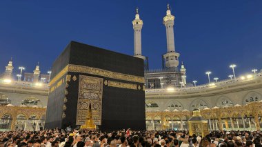 MECCA, SAUDI ARABIA - MAYIS 02 2024: Mescid Al Haram 'ın ikinci katından Kabe' nin etrafındaki bazı yeni yapılar vasıtasıyla görüntülenir. Yüksek kalite fotoğraf