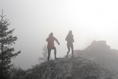 Dağ yolunda koşan bir çiftin izini sürüyorum. Bir çift sabahın erken saatlerinde kros koşusu yapıyor..