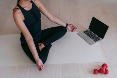Genç Güzel Kadın Egzersiz, Esneme ve Egzersiz Yogası Parlak Sunny House 'da Video Çağrı Konferansı aracılığıyla Antrenörle. Sağlıklı Yaşam Tarzı, Refah ve Farkındalık Konsepti
