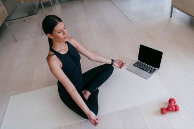 Genç Güzel Kadın Egzersiz, Esneme ve Egzersiz Yogası Parlak Sunny House 'da Video Çağrı Konferansı aracılığıyla Antrenörle. Sağlıklı Yaşam Tarzı, Refah ve Farkındalık Konsepti