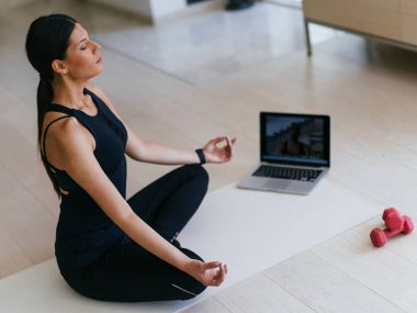 Genç Güzel Kadın Egzersiz, Esneme ve Egzersiz Yogası Parlak Sunny House 'da Video Çağrı Konferansı aracılığıyla Antrenörle. Sağlıklı Yaşam Tarzı, Refah ve Farkındalık Konsepti