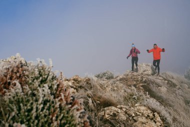 Dağ yolunda koşan bir çiftin izini sürüyorum. Bir çift sabahın erken saatlerinde kros koşusu yapıyor..