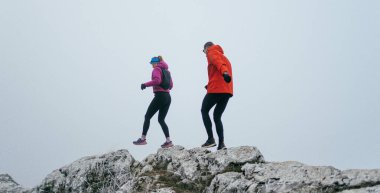 Dağ yolunda koşan bir çiftin izini sürüyorum. Bir çift sabahın erken saatlerinde kros koşusu yapıyor..