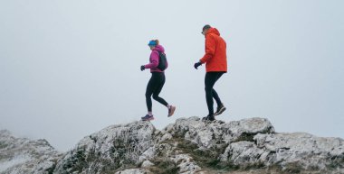 Dağ yolunda koşan bir çiftin izini sürüyorum. Bir çift sabahın erken saatlerinde kros koşusu yapıyor..