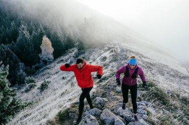 Dağ yolunda koşan bir çiftin izini sürüyorum. Bir çift sabahın erken saatlerinde kros koşusu yapıyor..