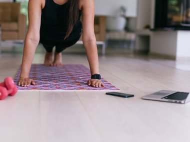 Genç Güzel Kadın Egzersiz, Esneme ve Egzersiz Yogası Parlak Sunny House 'da Video Çağrı Konferansı aracılığıyla Antrenörle. Sağlıklı Yaşam Tarzı, Refah ve Farkındalık Konsepti