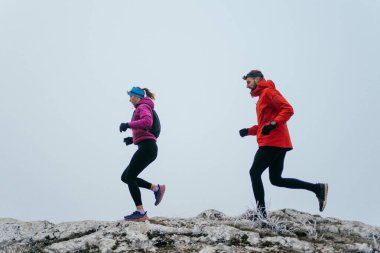Dağ yolunda koşan bir çiftin izini sürüyorum. Bir çift sabahın erken saatlerinde kros koşusu yapıyor..