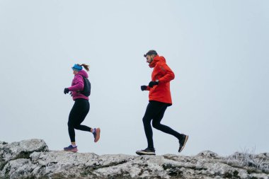 Dağ yolunda koşan bir çiftin izini sürüyorum. Bir çift sabahın erken saatlerinde kros koşusu yapıyor..