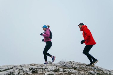 Dağ yolunda koşan bir çiftin izini sürüyorum. Bir çift sabahın erken saatlerinde kros koşusu yapıyor..