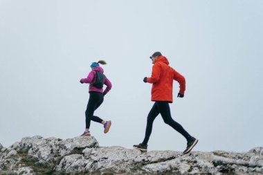 Dağ yolunda koşan bir çiftin izini sürüyorum. Bir çift sabahın erken saatlerinde kros koşusu yapıyor..