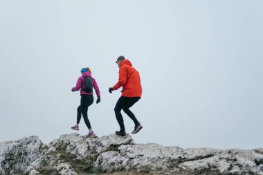 Dağ yolunda koşan bir çiftin izini sürüyorum. Bir çift sabahın erken saatlerinde kros koşusu yapıyor..