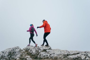 Dağ yolunda koşan bir çiftin izini sürüyorum. Bir çift sabahın erken saatlerinde kros koşusu yapıyor..