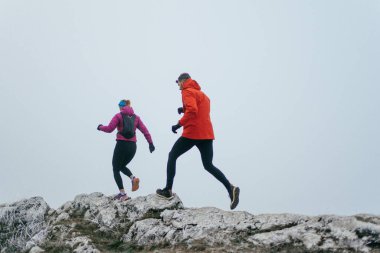 Dağ yolunda koşan bir çiftin izini sürüyorum. Bir çift sabahın erken saatlerinde kros koşusu yapıyor..