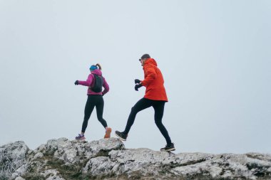 Dağ yolunda koşan bir çiftin izini sürüyorum. Bir çift sabahın erken saatlerinde kros koşusu yapıyor..