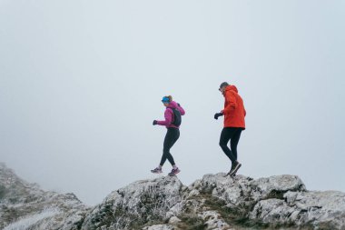 Dağ yolunda koşan bir çiftin izini sürüyorum. Bir çift sabahın erken saatlerinde kros koşusu yapıyor..