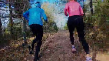 Sportif çift, sabahın erken saatlerinde büyülü bir ormanda koşuşturarak kır yolunu kat ediyor. Açık hava sporu, spor ve sağlık doğada macera, aşk ve aktif yaşam tarzıyla buluşur.