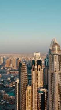 İkonik gökdelenlerin ve Dubai şehir merkezindeki yoğun trafiğin hava görüntüsü. Lüks mimarisi, kentsel yaşam tarzı, iş bölgesi, finans merkezi ve akıllı şehir konseptiyle modern gökyüzü..
