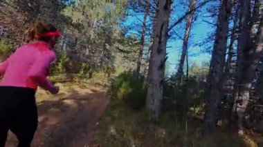 Sportif çift, sabahın erken saatlerinde büyülü bir ormanda koşuşturarak kır yolunu kat ediyor. Açık hava sporu, spor ve sağlık doğada macera, aşk ve aktif yaşam tarzıyla buluşur.