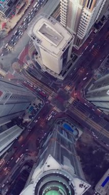 İkonik gökdelenlerin ve Dubai şehir merkezindeki yoğun trafiğin hava görüntüsü. Lüks mimarisi, kentsel yaşam tarzı, iş bölgesi, finans merkezi ve akıllı şehir konseptiyle modern gökyüzü..