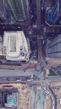 İkonik gökdelenlerin ve Dubai şehir merkezindeki yoğun trafiğin hava görüntüsü. Lüks mimarisi, kentsel yaşam tarzı, iş bölgesi, finans merkezi ve akıllı şehir konseptiyle modern gökyüzü..