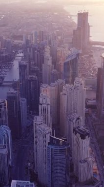 İkonik gökdelenlerin ve Dubai şehir merkezindeki yoğun trafiğin hava görüntüsü. Lüks mimarisi, kentsel yaşam tarzı, iş bölgesi, finans merkezi ve akıllı şehir konseptiyle modern gökyüzü..