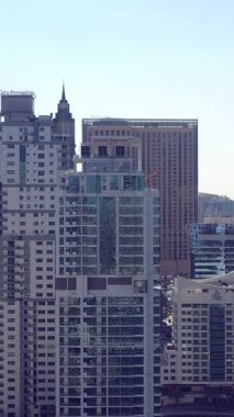 İkonik gökdelenlerin ve Dubai şehir merkezindeki yoğun trafiğin hava görüntüsü. Lüks mimarisi, kentsel yaşam tarzı, iş bölgesi, finans merkezi ve akıllı şehir konseptiyle modern gökyüzü..