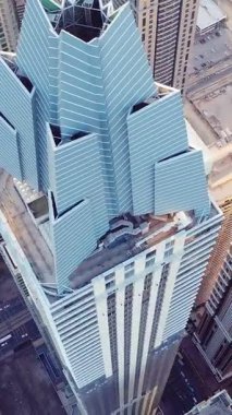 İkonik gökdelenlerin ve Dubai şehir merkezindeki yoğun trafiğin hava görüntüsü. Lüks mimarisi, kentsel yaşam tarzı, iş bölgesi, finans merkezi ve akıllı şehir konseptiyle modern gökyüzü..