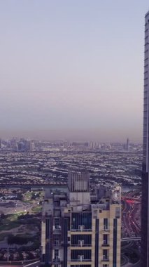 İkonik gökdelenlerin ve Dubai şehir merkezindeki yoğun trafiğin hava görüntüsü. Lüks mimarisi, kentsel yaşam tarzı, iş bölgesi, finans merkezi ve akıllı şehir konseptiyle modern gökyüzü..