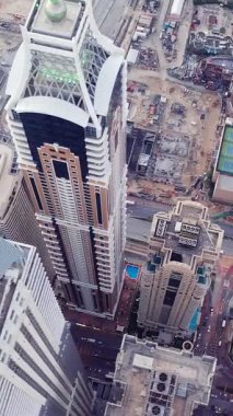 İkonik gökdelenlerin ve Dubai şehir merkezindeki yoğun trafiğin hava görüntüsü. Lüks mimarisi, kentsel yaşam tarzı, iş bölgesi, finans merkezi ve akıllı şehir konseptiyle modern gökyüzü..